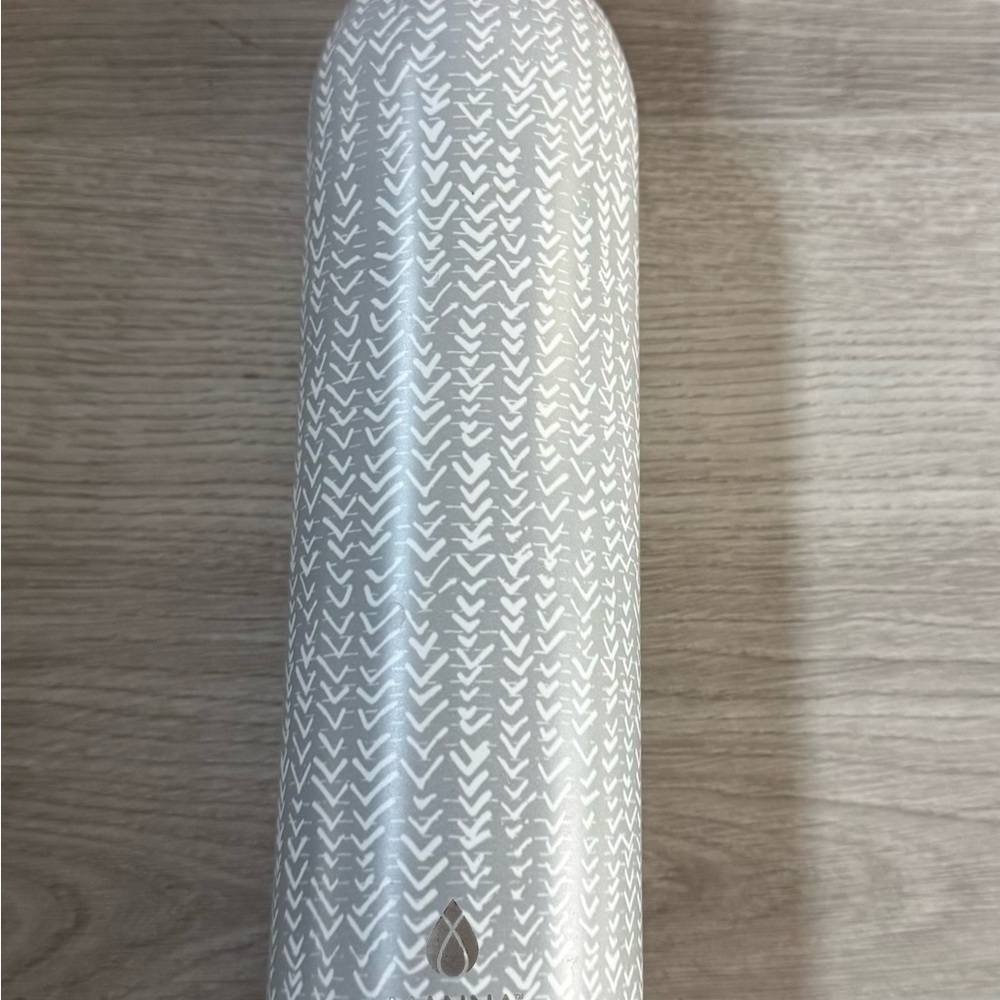 GUC Manna Hydration | Retro 20oz Stainless Steel Bottle | Grey Chevron